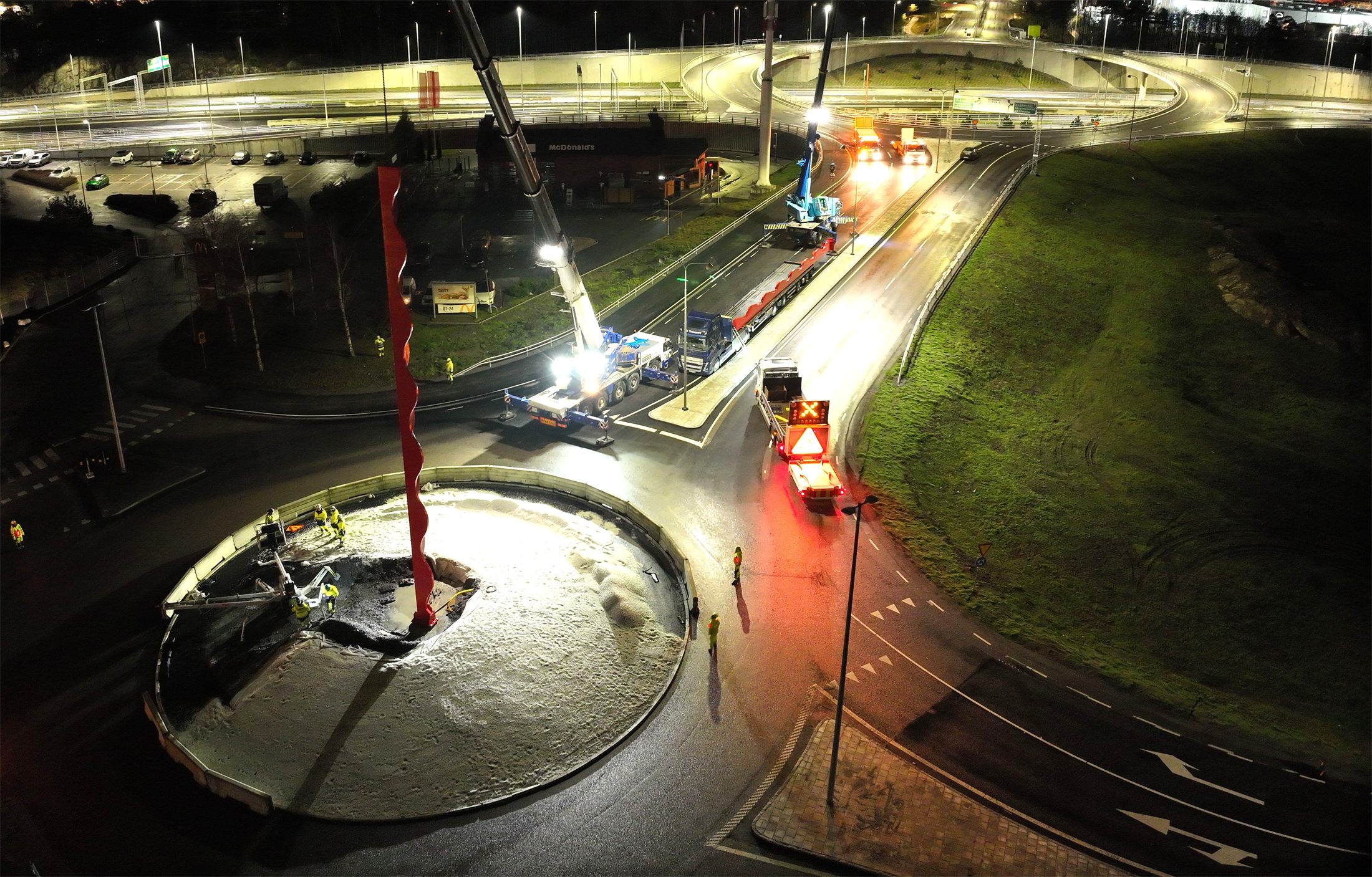Night work at the roundabout structure